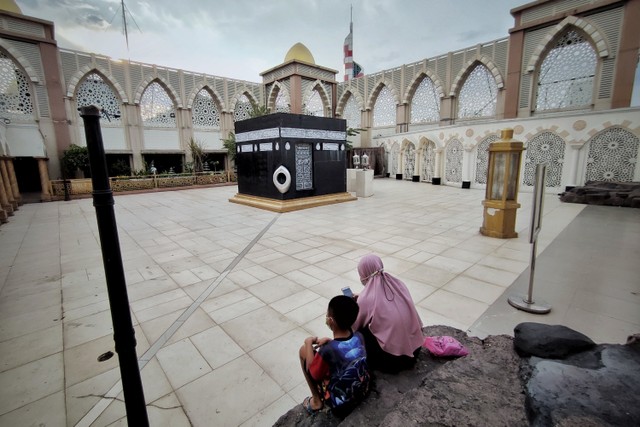 Pengunjung berada di sekitar miniatur Ka'bah di Masjid Nurul Iman, Blok M Square, Jakarta Selatan, Kamis (7/4/2022). Foto: Jamal Ramadhan/kumparan