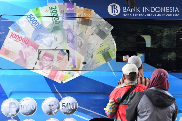 Warga antre menukarkan uang baru pada mobil kas keliling Bank Indonesia (BI) di Pasar Koja Baru, Jakarta Utara, Rabu (13/4/2022). Foto: M Risyal Hidayat/ANTARA FOTO