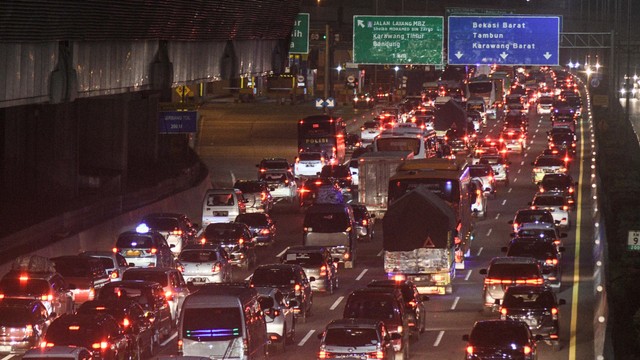 Sejumlah kendaraan melintas di Tol Jakarta-Cikampek, Jatibening, Bekasi, Jawa Barat, Sabtu (30/4/2022). Foto: Fakhri Hermansyah/ANTARA FOTO