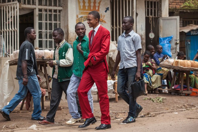 Kaum Sapeur di Kongo yang rela enggak makan asal fashionabel.
 Foto: Katja Tsvetkova/Shutterstock