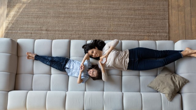 Ilustrasi ibu dan anaknya bermain sambil rebahan. Foto: Shutterstock