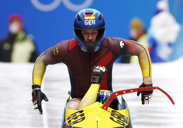Johannes Lochner dari Jerman dan Florian Bauer dari Jerman beraksi di Olimpiade Beijing 2022. Foto: REUTERS/Thomas Peter