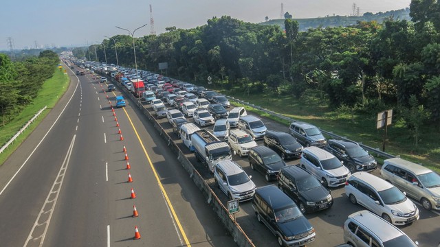 Sejumlah kendaraan terjebak kemacetan di jalan Tol Jagorawi saat menuju kawasan wisata Puncak, Ciawi, Kabupaten Bogor, Jawa Barat, Kamis (5/5/2022). Foto: ANTARA FOTO/Yulius Satria Wijaya