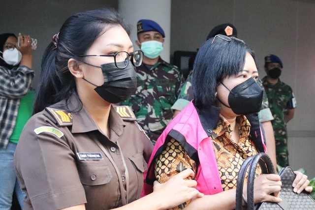 HS selaku Beneficial Owner Group PT Sekar Wijaya ditahan Kejagung. Foto: Kejagung