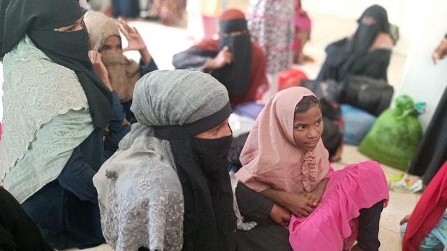 Pengungsi Rohingya ditampung sementara di Meunasah Desa Alue Buya Pasi, Kecamatan Jangka, Bireuen, Aceh, Minggu (6/3). Foto: Dok. PMI Kabupaten Bireuen
