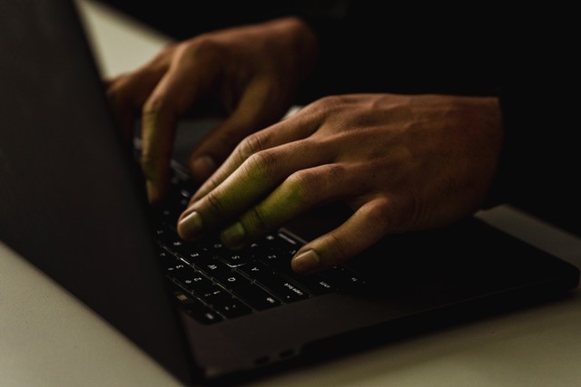 Ilustrasi orang sedang mencari informasi di internet. Foto: Pexels