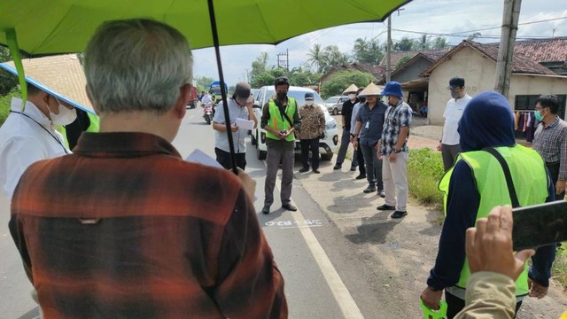 Polda Lampung bersama tim gabungan dampingi ahli konstruksi dari Politeknik Negeri Bandung cek jalan Ir Sutami. | Foto: Ist