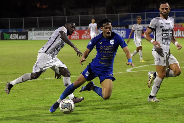 Pemain Bali United Privat Mbarga duel dengan pemain PSIS Semarang Alfeandra Dewangga pada pertandingan Liga 1 di Stadion I Gusti Ngurah Rai, Denpasar, Bali, Minggu (20/2/2022). Foto: Nyoman Hendra Wibowo/Antara Foto