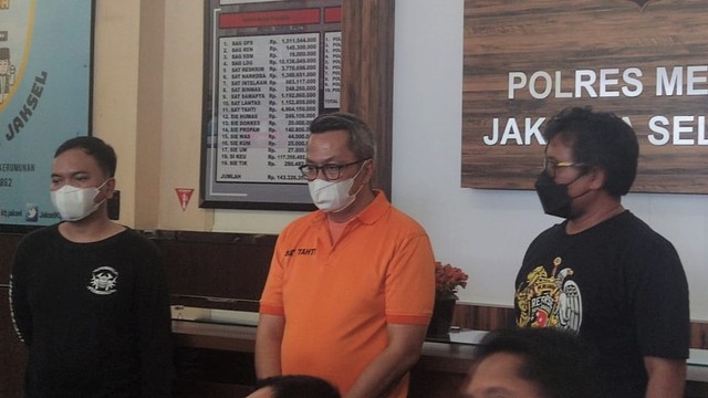 Jumpa pers pengungkapan kasus penodongan pistol di Pondok Indah, Jakarta Selatan, Selasa (15/2). Foto: Jonathan Devin/kumparan