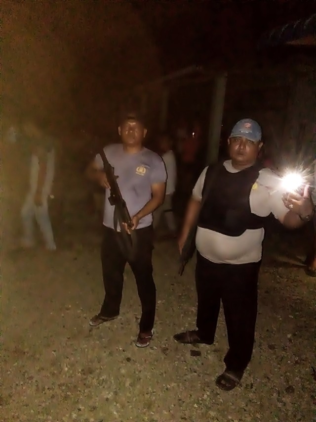 Polisi saat berada di lokasi pembunuhan korban Yakin Masozanolo (33) di Kabupaten Nias.
Foto: Dok. Polres Nias