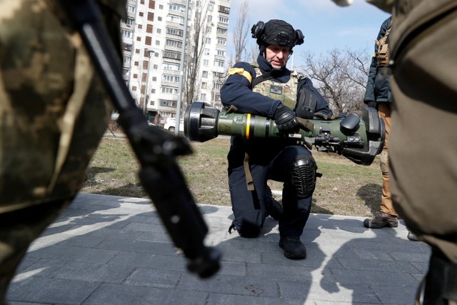 Seorang instruktur menunjukkan kepada anggota baru Pasukan Pertahanan Teritorial bagaimana mengoperasikan peluncur anti-tank NLAW selama latihan militer di tengah invasi Rusia ke Ukraina, di Kyiv, Ukraina. Foto: Valentyn Ogirenko/REUTERS