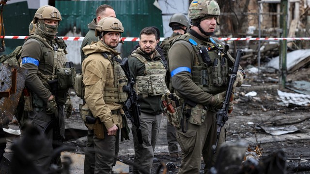 Presiden Volodymyr Zelensky melihat langsung kehancuran di kota Bucha, tepat di barat laut ibu kota Ukraina, Kyiv, pada Senin (4/4/2022). Foto: Ronaldo Schemidt/AFP