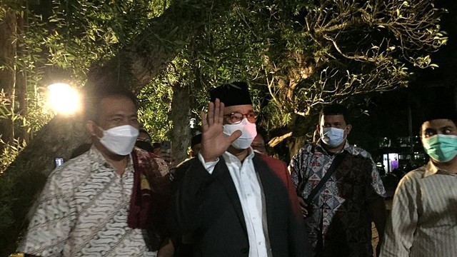 Gubernur DKI Jakarta Anies Baswedan sesaat sebelum mengisi ceramah di Masjid Kampus UGM, Yogyakarta pada Kamis (7/4). Foto: Arfiansyah Panji/kumparan