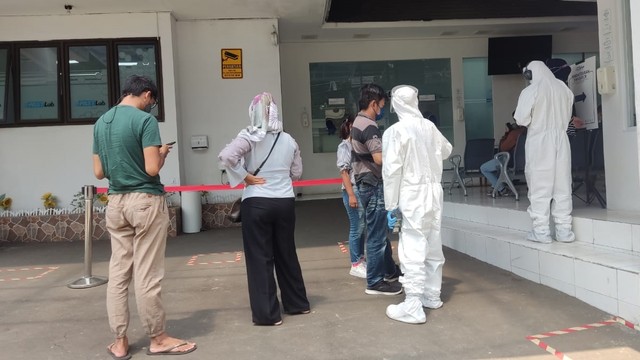 Suasana Swab PCR Fast Lab di Senopati, Jakarta Selatan, Rabu (16/2). Foto: Jonathan Devin/kumparan