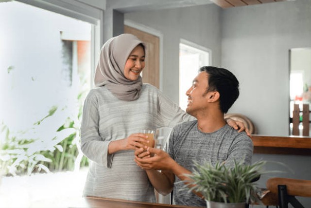 Ilustrasi pasangan suami-istri Muslim yang berbahagia, menggambarkan lirik Zaujati. Foto: Pixabay