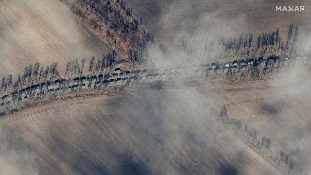 Gambar satelit menunjukkan pasukan darat Rusia di timur laut Ivankiv menuju ke arah Kiev, Ukraina, Minggu (27/2/2022). Foto: Maxar Technologies/Handout via REUTERS