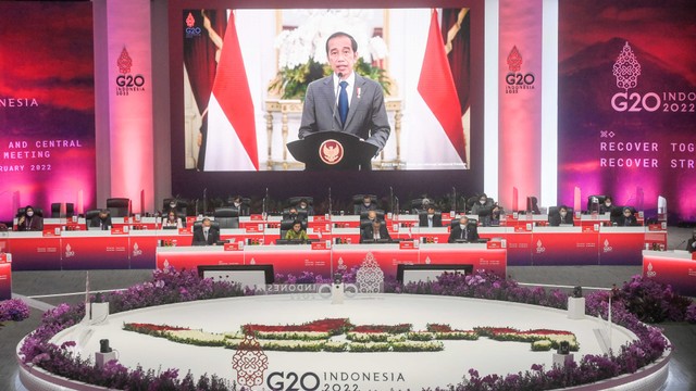 Presiden Joko Widodo menyampaikan sambutan secara virtual saat Pertemuan Tingkat Menteri Keuangan dan Gubernur Bank Sentral G20 (G20 FMCBG) di Jakarta Convention Center, Jakarta, Kamis (17/2/2022). Foto: Hafidz Mubarak A/Antara Foto