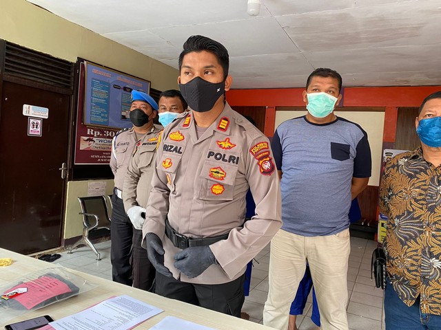 Kapolsek Pontianak Selatan mengungkap kasus penganiayaan di Hotel Kapuas Pontianak yang viral beberapa waktu lau. Foto: Teri/Hi!Pontianak