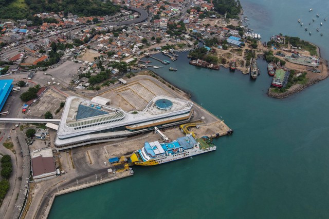 Foto aerial suasana sepi Pelabuhan Merak saat hari pertama larangan mudik lebaran 2021, di Banten, Kamis (6/5). Foto: Galih Pradipta/ANTARA FOTO