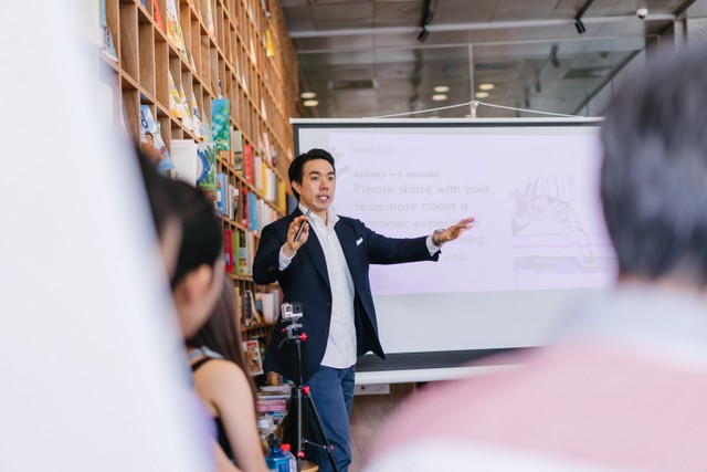 Ilustrasi guru yang sedang mengajar. Foto: Pexels.com
