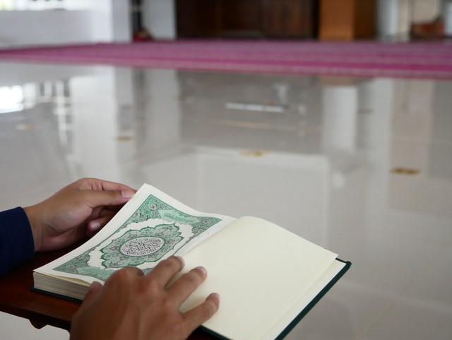 Ilustrasi nisab zakat mal dan dalil perintahnya, sumber foto Masjid MABA on Unsplash