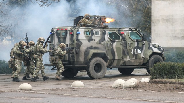 Suasana saat latihan taktis khusus yang diadakan oleh polisi Ukraina, Garda Nasional dan layanan keamanan di tempat latihan Kalanchak, Kherson, Ukraina, Sabtu (12/2/2022). Foto: Irakli Gedenidze/Reuters