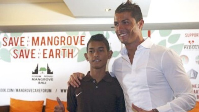 Martunis dengan ayah angkatnya, Cristiano Ronaldo. Foto: Instagram/martunis_ronaldo