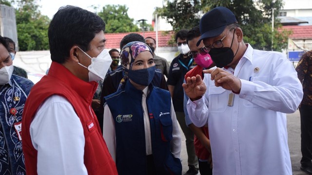 Menteri ESDM Arifin Tasrif dan Dirut Pertamina Nicke Widyawati tinjau SPBU di Kalimantan. Foto: Pertamina