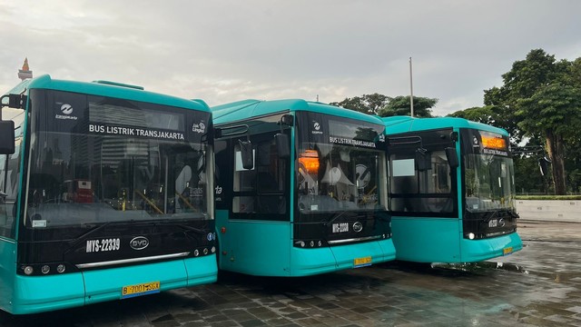 Peluncuran 30 armada bus listrik di kawasan Monas, Jakarta, Selasa (8/3/2022). Foto: Haya Syahira/kumparan