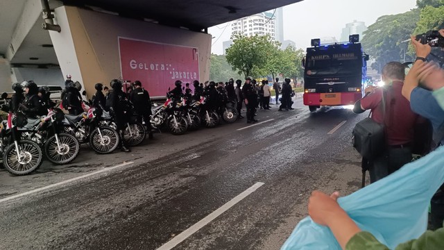 Polisi telah membuka jalan Gatot Subroto usai demonstrasi pada Senin (11/4). Foto: Farusma Okta Verdian/kumparan