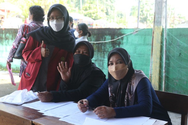 Mahasiswa dan guru SD Muhammadiyah Ambarketawang 1 dalam kegiatan Vaksin dosis ke-2. Kredit foto: Alfarhan Nadyasta M/Mahasiswa KKN 260 UMY