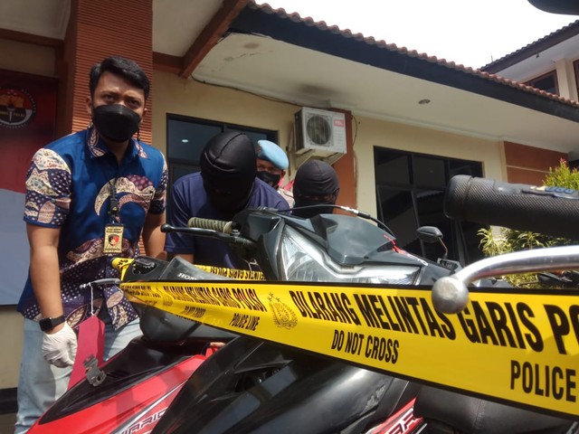 Kasat Reskrim Polres Kuningan, AKP M Hafid Firmansyah saat meminta pelaku curanmor untuk memperagakan saat akan mencuri sepeda motor dengan kunci Letter T. (Andri)