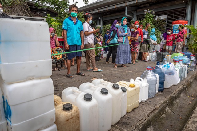 Para pedagang menunggu antre untuk membeli minyak goreng curah saat Operasi Pasar Minyak Goreng Curah Murah di Pasar Peterongan, Semarang, Jawa Tengah, Minggu (20/2/2022). Foto: Aji Styawan/ANTARA FOTO
