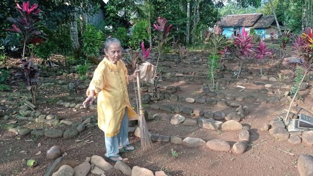Mbah Asri seorang nenek berusia 95 tahun di Desa Muruy Kecamatan Menes Kabupaten Pandeglang, Banten, kini menjaga dan merawat makam korban letusan Gunung Krakatau tahun 1883 yang mengakibatkan terjadi gelombang tsunami. Foto: Mansur/HO ANTARA