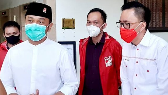 Ketum DPP PSI, Giring Ganesha didampingi Ketua PSI Sulut, Melky Jakhin Pangemanan (masker merah), saat berkunjung di Sulawesi Utara. 