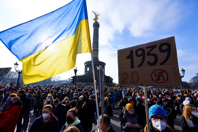 Demonstran berkumpul dalam aksi protes terhadap invasi Rusia ke Ukraina, di Berlin, Jerman, Minggu (27/2/2022). Foto: Fabrizio Bensch/REUTERS