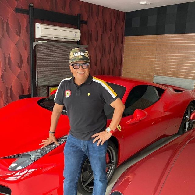 Basrizal Koto bersama koleksi mobilnya. Foto: Instagram @basrizal_koto