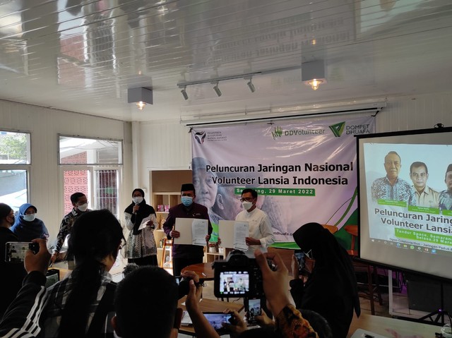 Dompet Dhuafa bersama Pesantren Lansia Raden Rahmat berkomitmen untuk meningkatkan pemberdayaan para Lansia ditengah gempuran milenial. (Selasa, 29/03)