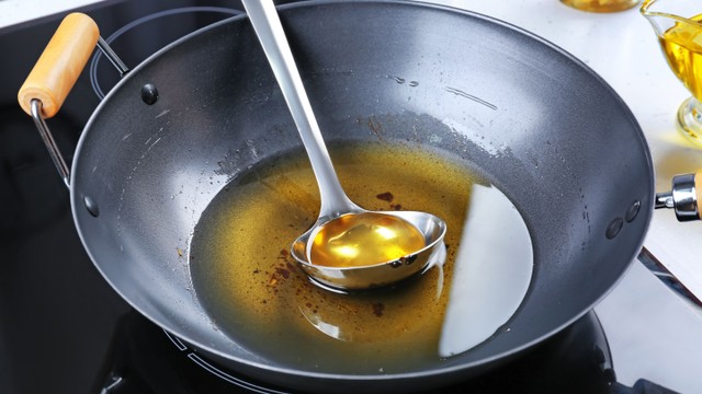 Ilustrasi minyak goreng. Foto: Africa Studio/Shutterstock