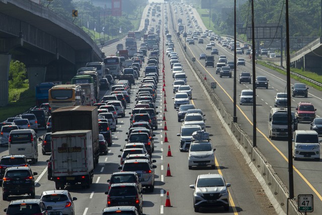 Sejumlah kendaraan melintas di Jalan Tol Jakarta - Cikampek, Karawang, Jawa Barat, Jumat (6/5/2022). Foto: ANTARA FOTO/M Ibnu Chazar