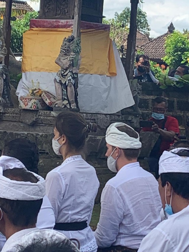 WNA Pelaku Pose Bugil di Pohon Sakral Ikuti Ritual Adat Bali untuk Pembersihan (229)