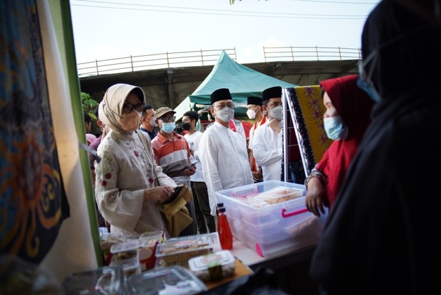 Wali Kota Pontianak, Edi Rusdi Kamtono, bersama istri mengunjungi stan di Pontianak Kampong Ramadhan Kreatif. Foto: Dok. Prokopim Pemkot Pontianak