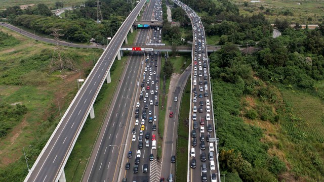 Sejumlah kendaraan memadati ruas jalan tol Jakarta-Cikampek kilometer 47. Foto: M Risyal Hidayat/ANTARA FOTO