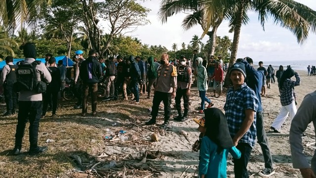 Polisi membubarkan aksi balap liar di Pantai Kombiling, Mamuju Tengah. Foto: Dok. Polres Mamuju Tengah