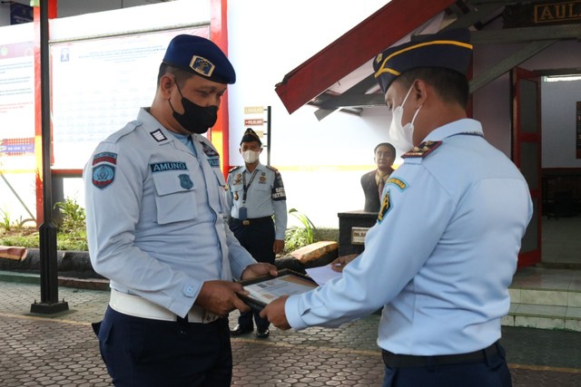 Kalapas Banyuwangi Wahyu Indarto memberikan penghargaan kepada salah satu petugas pada kegiatan apel pagi, Selasa (5/4/2022)