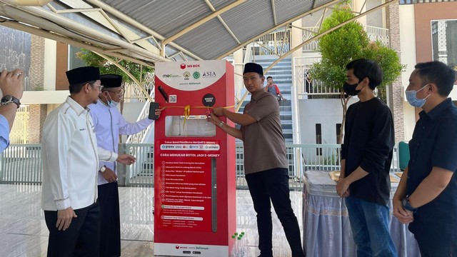 Pemasangan ATM sampah di Masjid Besar Syura, Makassar, Kamis (10/3). Foto: Dok. Istimewa