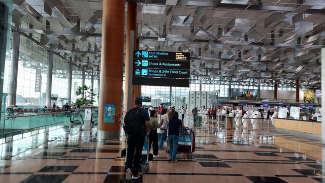 Suasana di terminal 3 keberangkatan Changi International Airport, Rabu (6/4/2022). Foto: Gitario Vista Inasis/kumparan