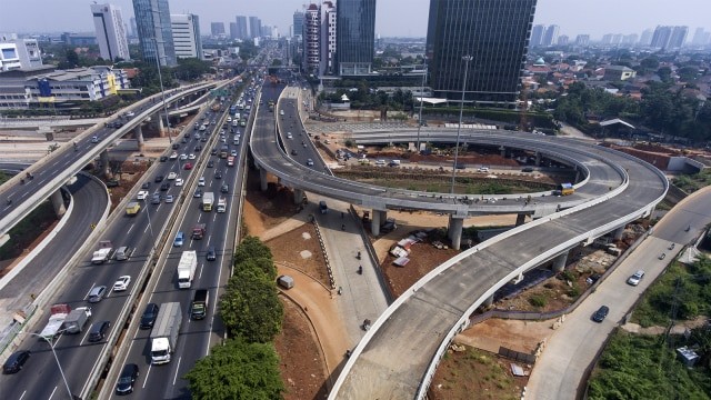 Suasana proyek pembangunan simpang susun Tol Depok-Antasari (Desari) seksi 1 di Jakarta Selatan. Foto: ANTARA FOTO/Sigid Kurniawan