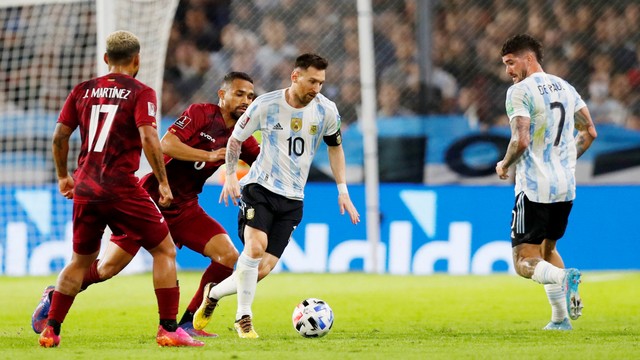 Pemain Argentina Lionel Messi beraksi dengan pemain Venezuela Josef Martinez di Estadio La Bombonera, Buenos Aires, Argentina, Jumat (25/3/2022). Foto: Agustin Marcarian/REUTERS
