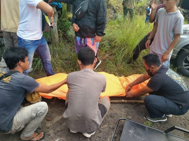 Jenazah salah-satu Official Tim Persikabo yang meninggal di Gunung Batur, Bali saat dievakuasi - IST